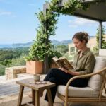 El "Ayuno de Dopamina 2.0": La técnica de 2026 para recuperar la concentración perdida Ayuno de dopamina practicado por una persona leyendo un libro en un entorno natural