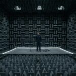 Interior de la cámara anecoica de Microsoft mostrando las cuñas de absorción sonora.