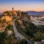 Civita di Bagnoregio suspendida sobre el valle de los Calanchi al atardecer.
