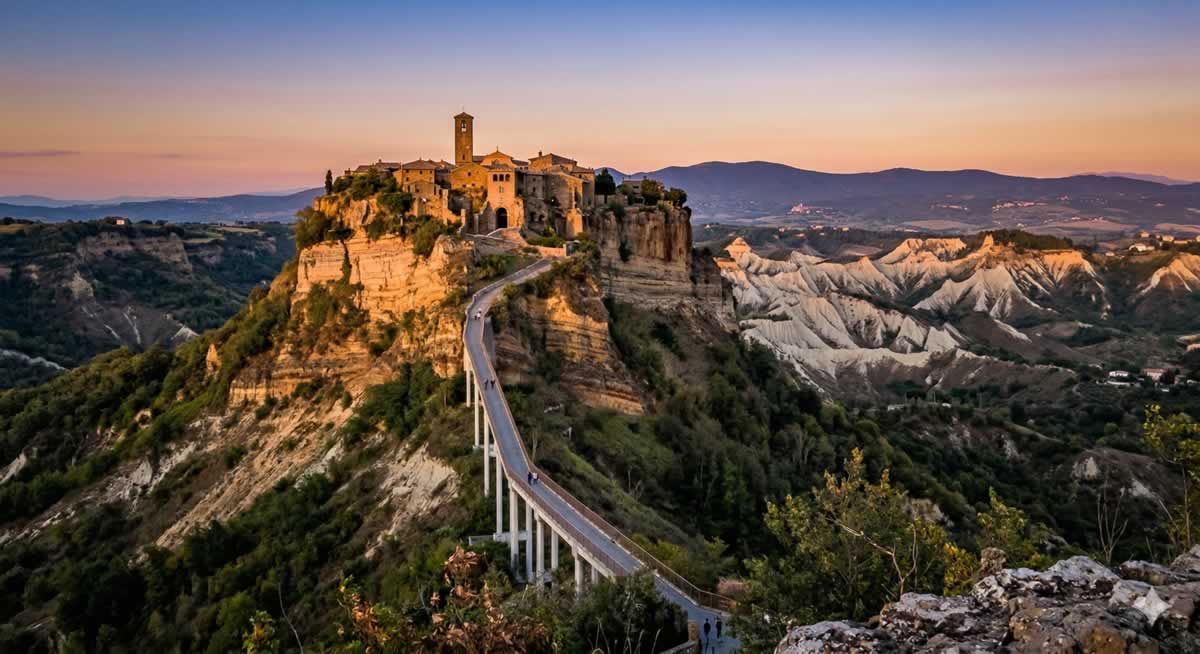 Civita di Bagnoregio suspendida sobre el valle de los Calanchi al atardecer.