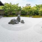 Comunicación silenciosa japonesa representada en un jardín Zen