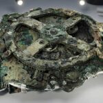 El objeto antiguo hallado bajo tierra que podría cambiar lo que sabíamos Detalle de los engranajes del mecanismo de Anticitera en una recreación arqueológica.