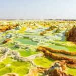 El lugar del mundo donde la tierra parece de otro planeta Paisaje volcánico de Dallol con piscinas de azufre amarillo y verde en Etiopía.