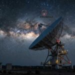 Representación del radiotelescopio Big Ear buscando la Señal Wow en el espacio profundo