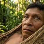 Tribu Pirahã descansando en una hamaca en el Amazonas brasileño.