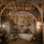 Descubren una tumba misteriosa… y el símbolo en su interior desconcierta a los expertos Tumba de Cerbero con frescos antiguos de criaturas mitológicas en las paredes.