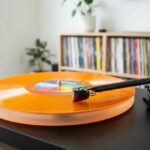 Venta de vinilos impulsada por la Generación Z en un tocadiscos moderno